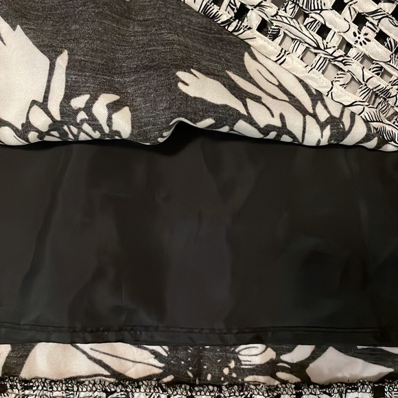Chico’s Skirt Black Skirt with White Floral pattern Lattice Trim Size 1 - Picture 3 of 12